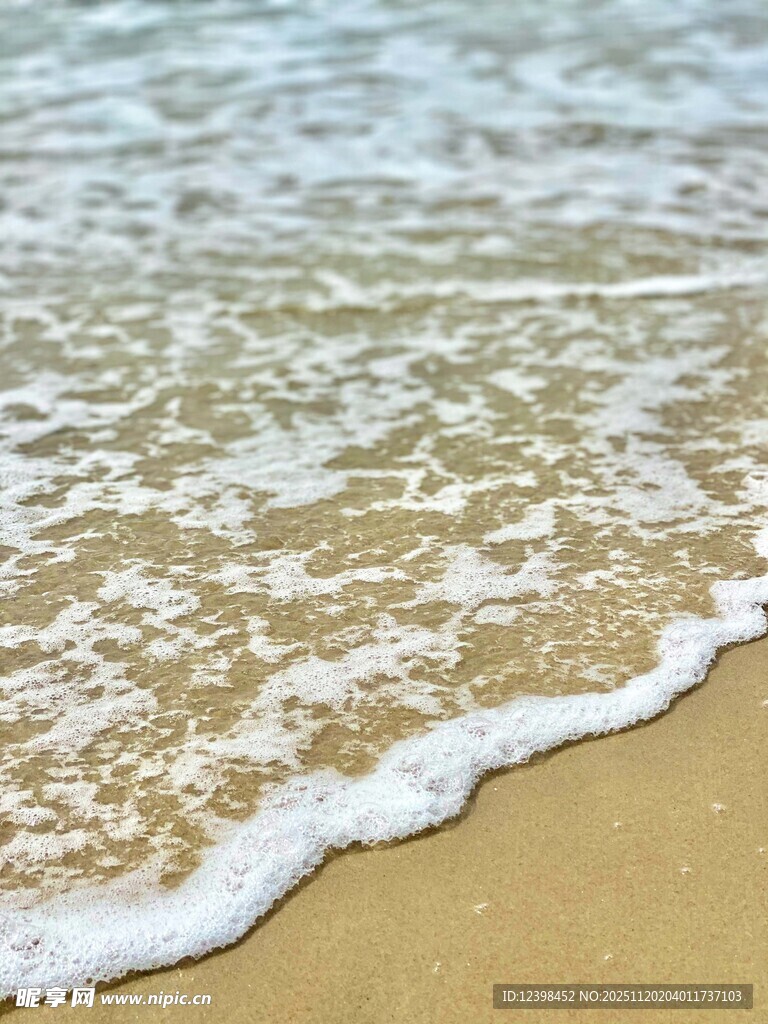 海边沙滩上的白色海浪