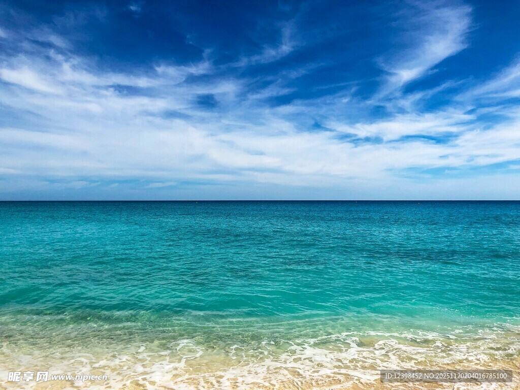 碧海蓝天的美丽海滨风光