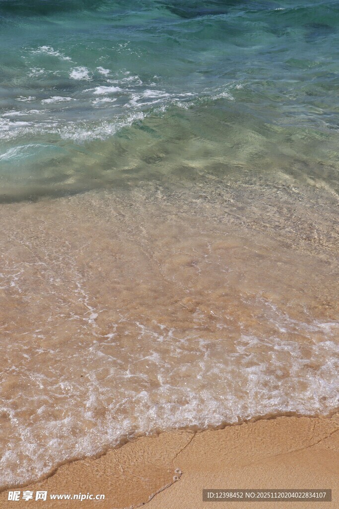 海边沙滩上的轻柔海浪
