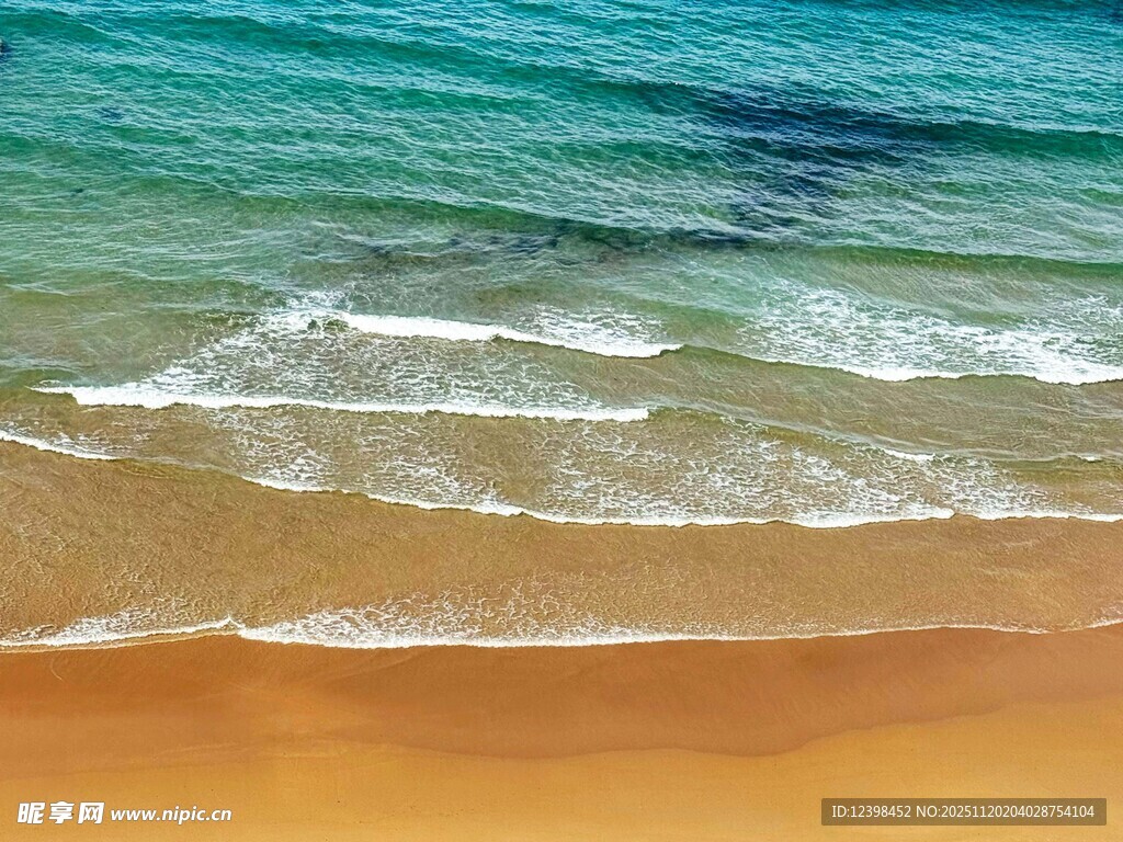 美丽海滩与清澈海浪
