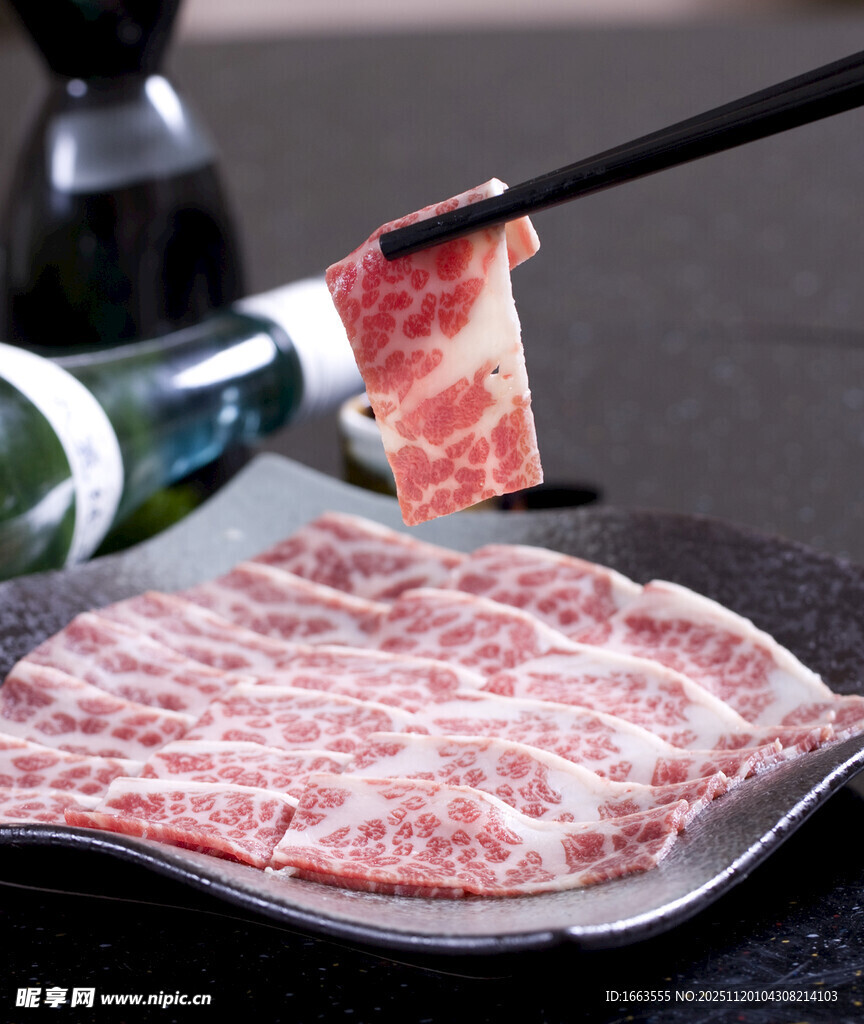 筷子夹起的鲜嫩牛肉片