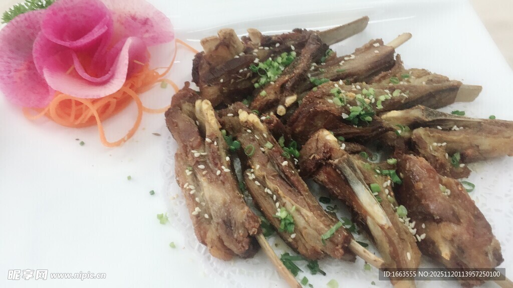 香煎小鱼配装饰小菜