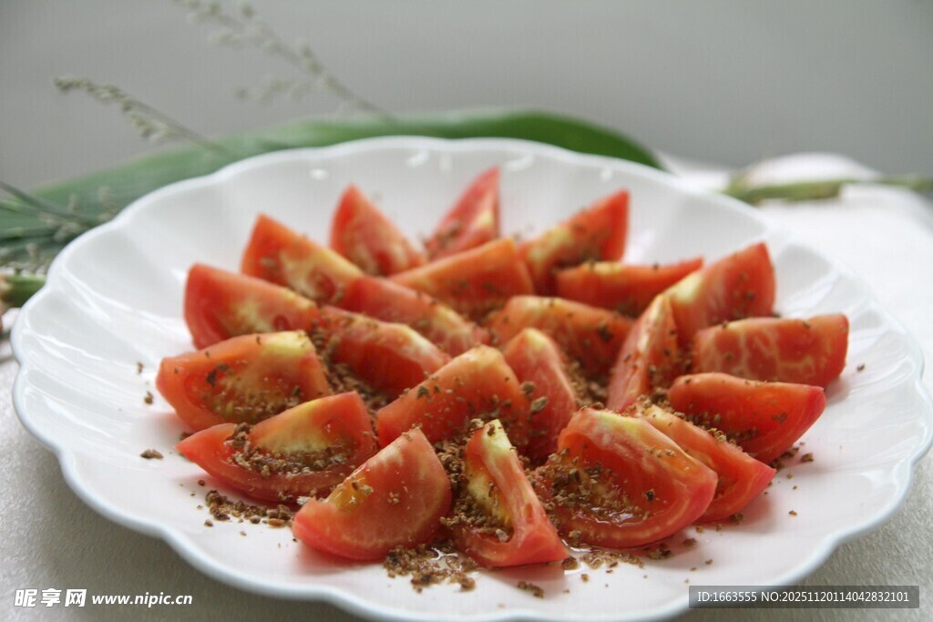 番茄切片撒香料摆盘
