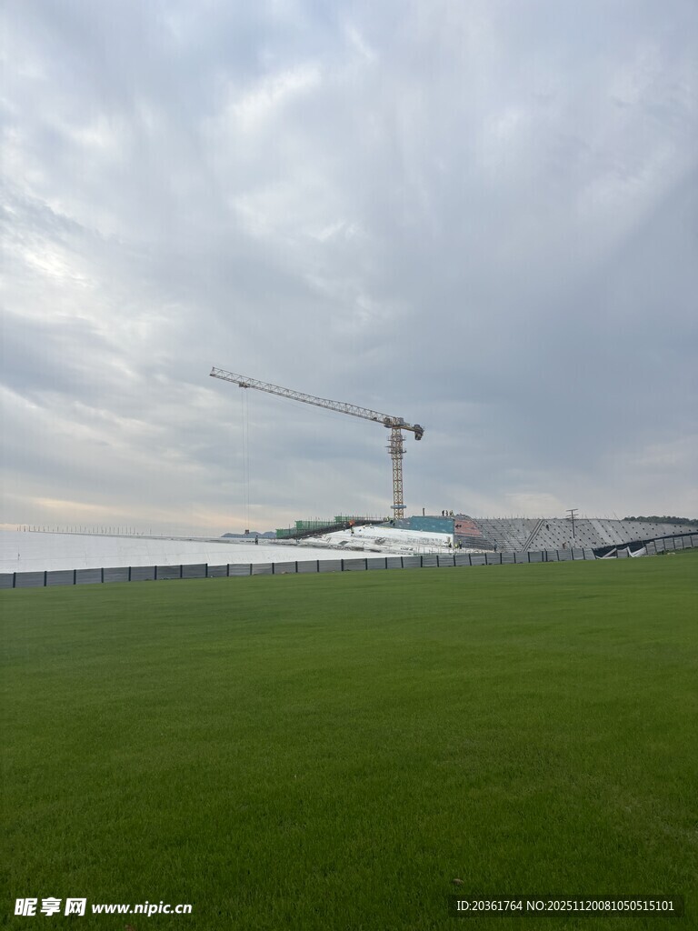 田野上的塔式起重机