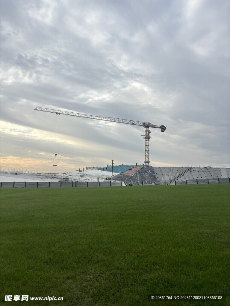 户外草地与远处塔吊景观