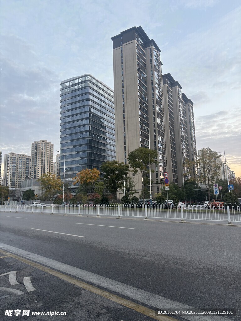 城市宽阔道路旁的高楼景观