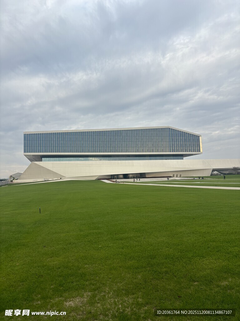 现代建筑旁的开阔绿草地