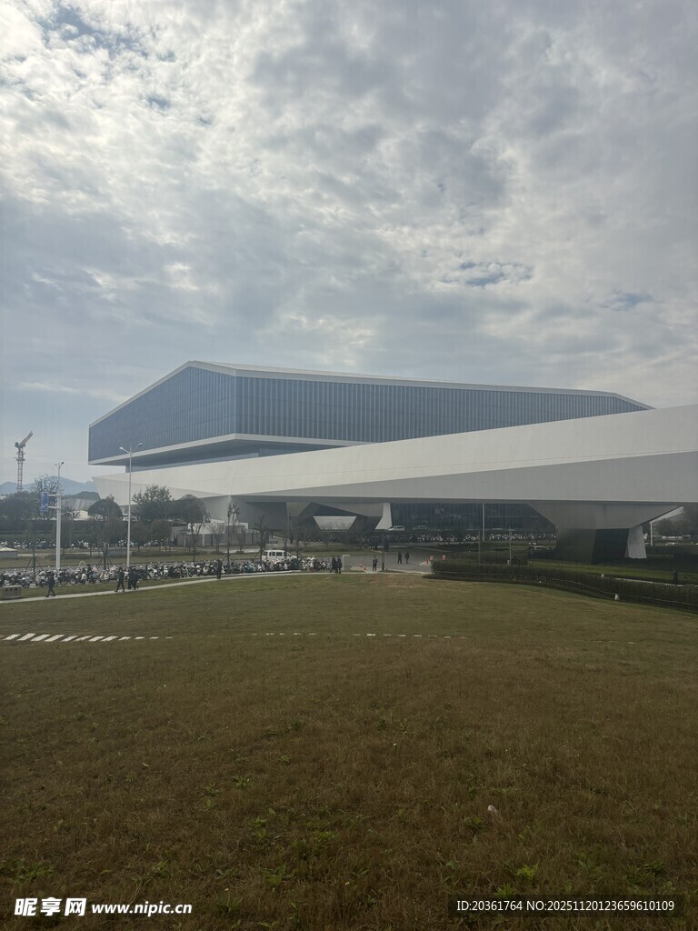 现代建筑前的开阔草地