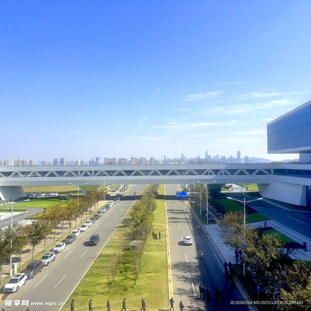 城市开阔道路景观