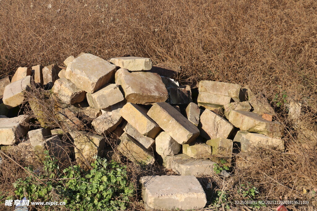 一堆旧砖块散落于地面