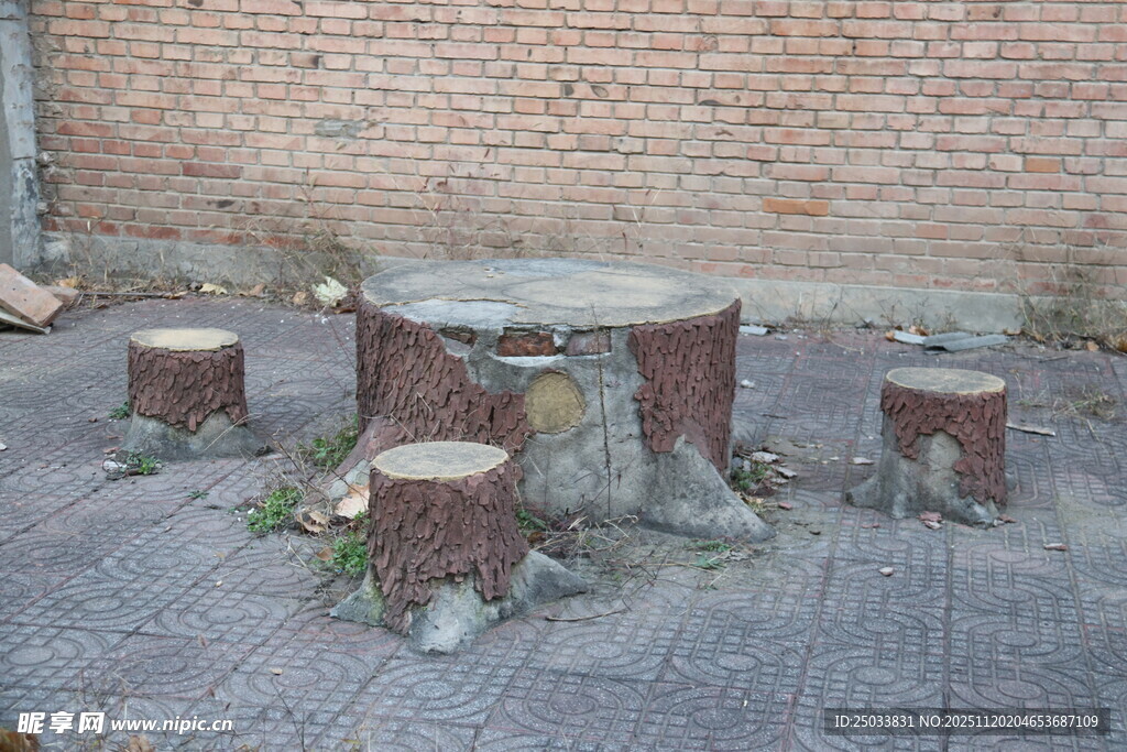 树桩改造的户外桌椅组合