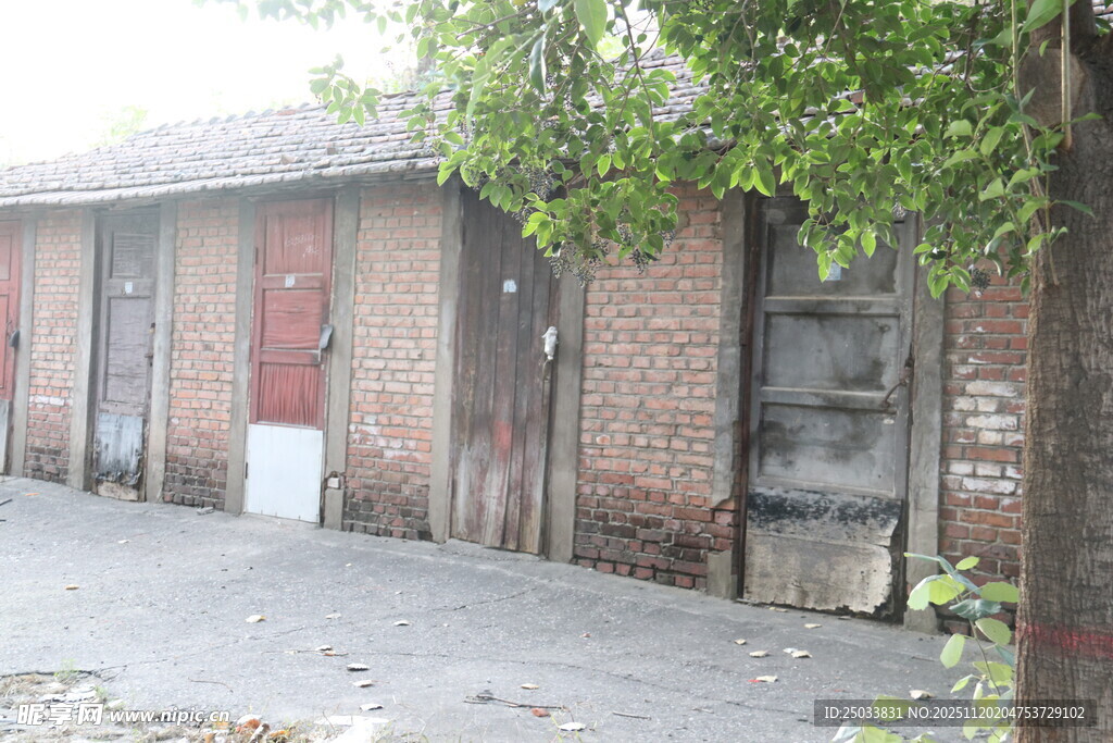 老旧街边的破旧房屋