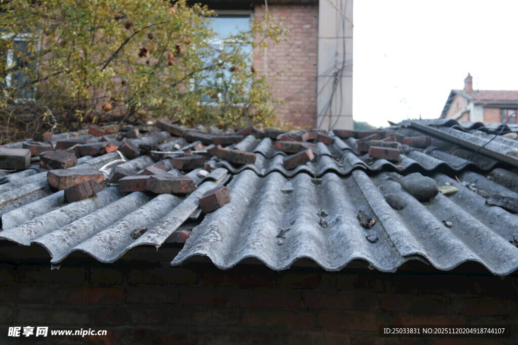 老旧波纹铁皮屋顶