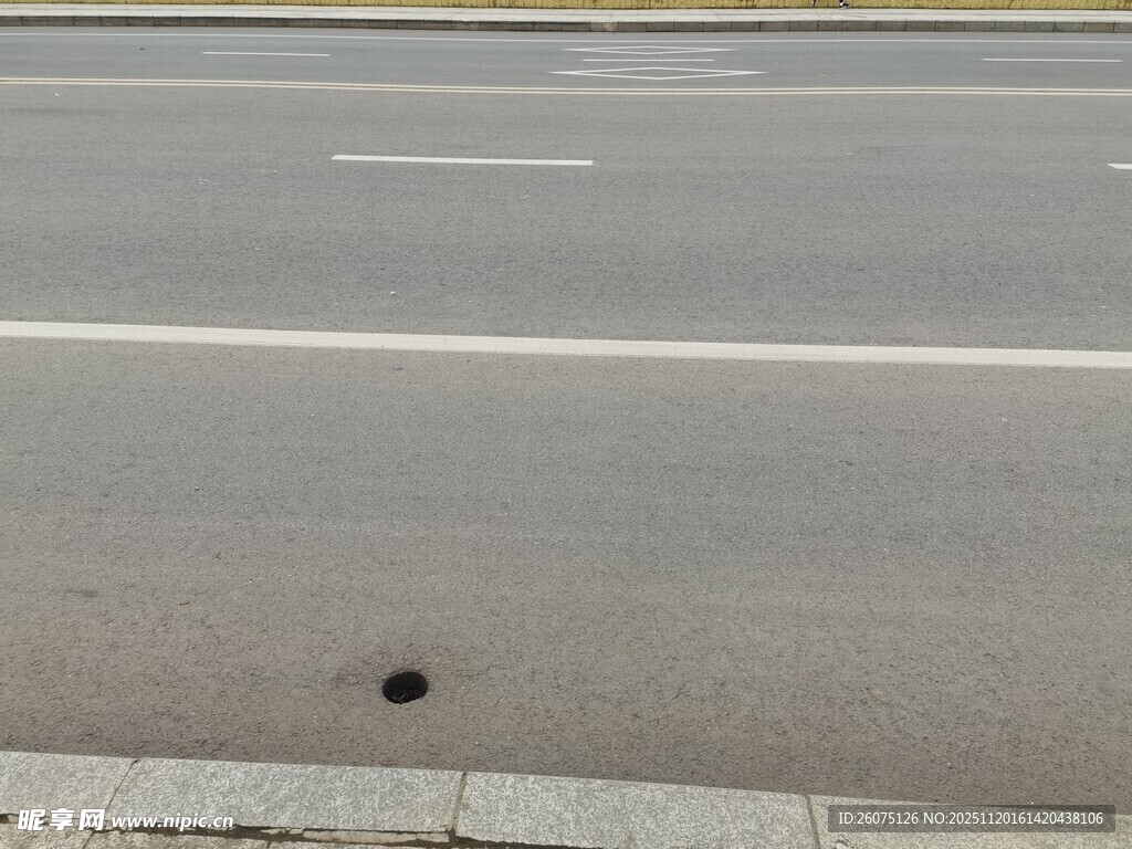 路面小孔特写