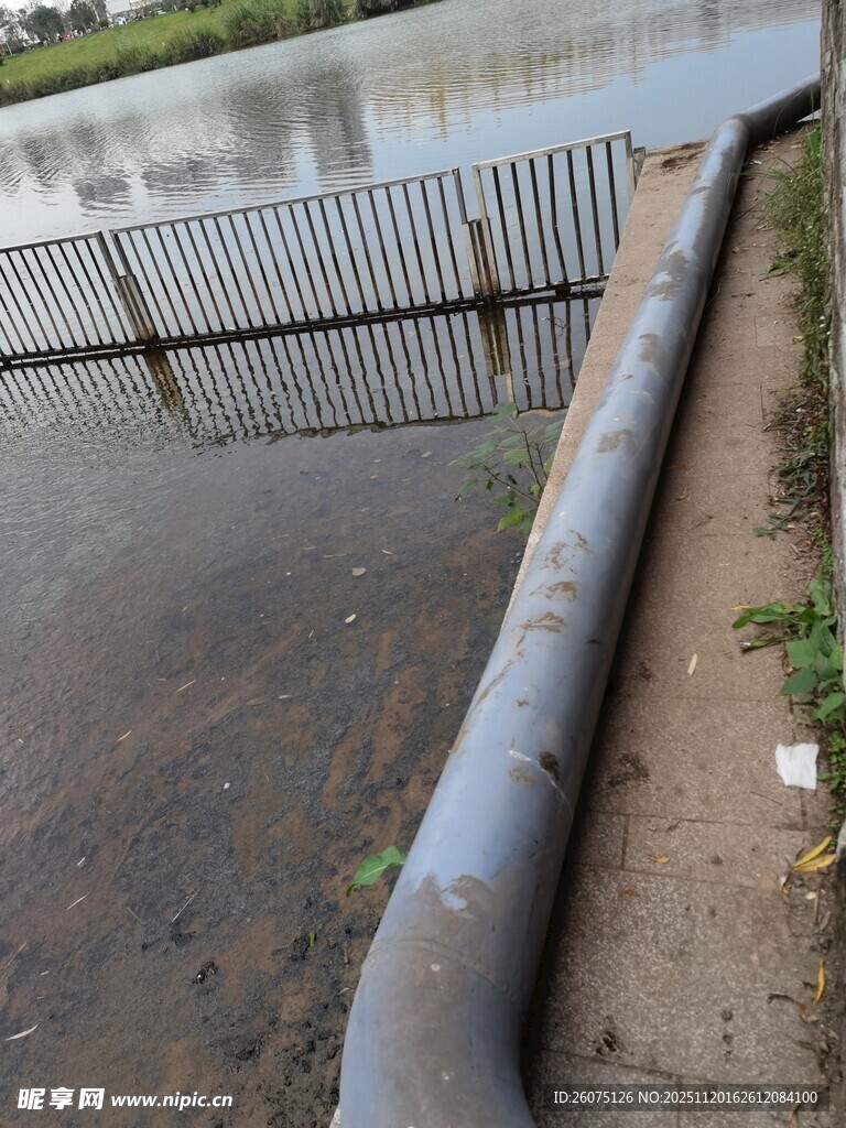 被淹路段与排水管道