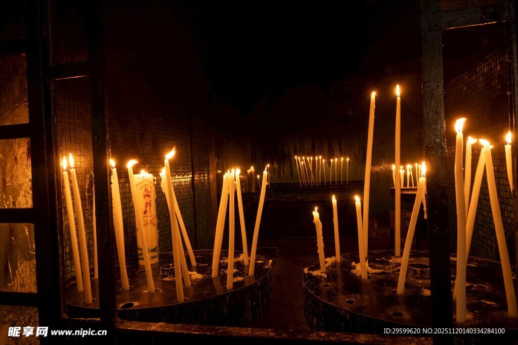 室内烛光排列营造温馨氛围