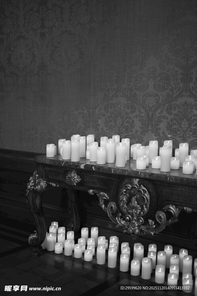 白色蜡烛整齐排列场景