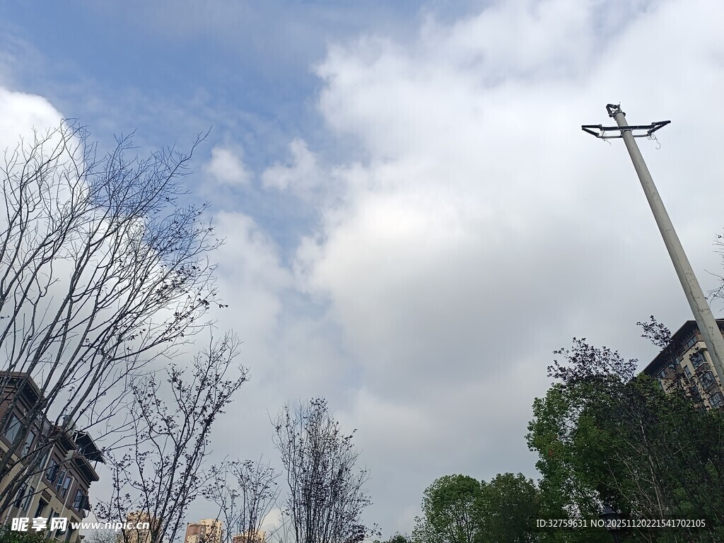 户外高耸的十字架景观