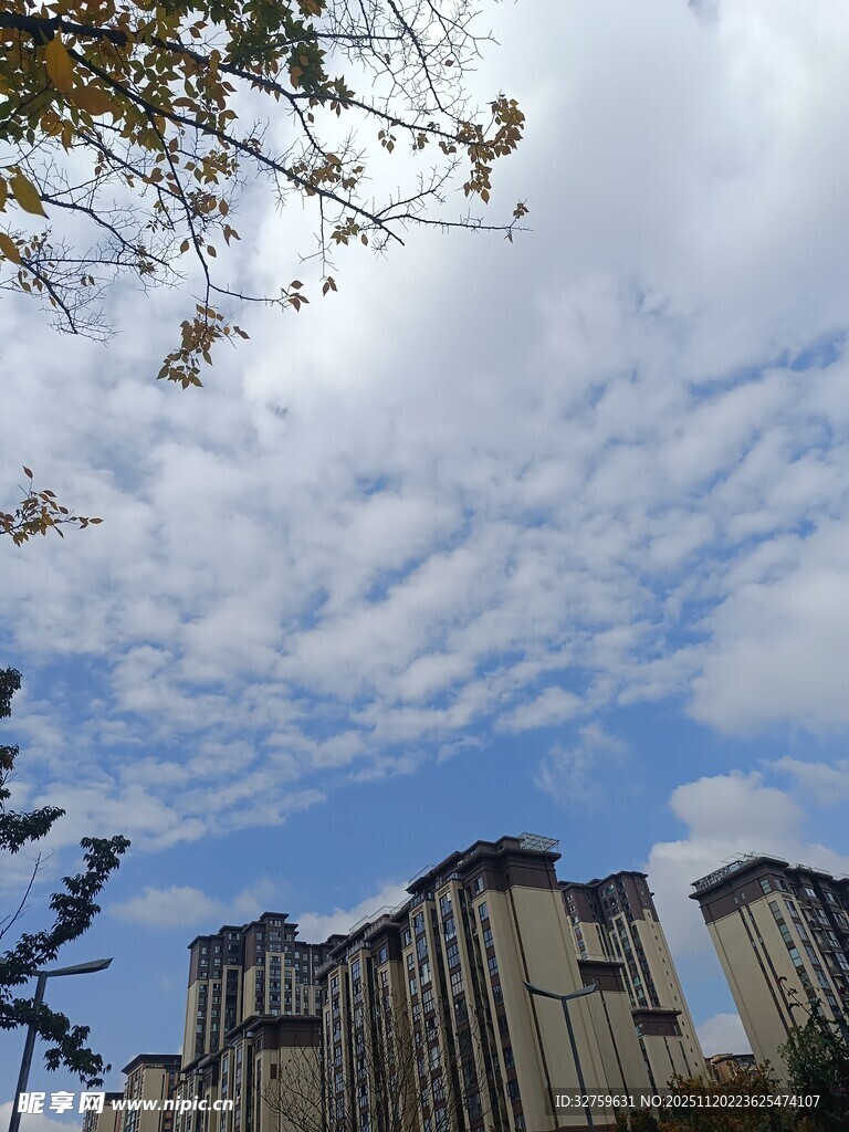 高楼之上的蓝天白云