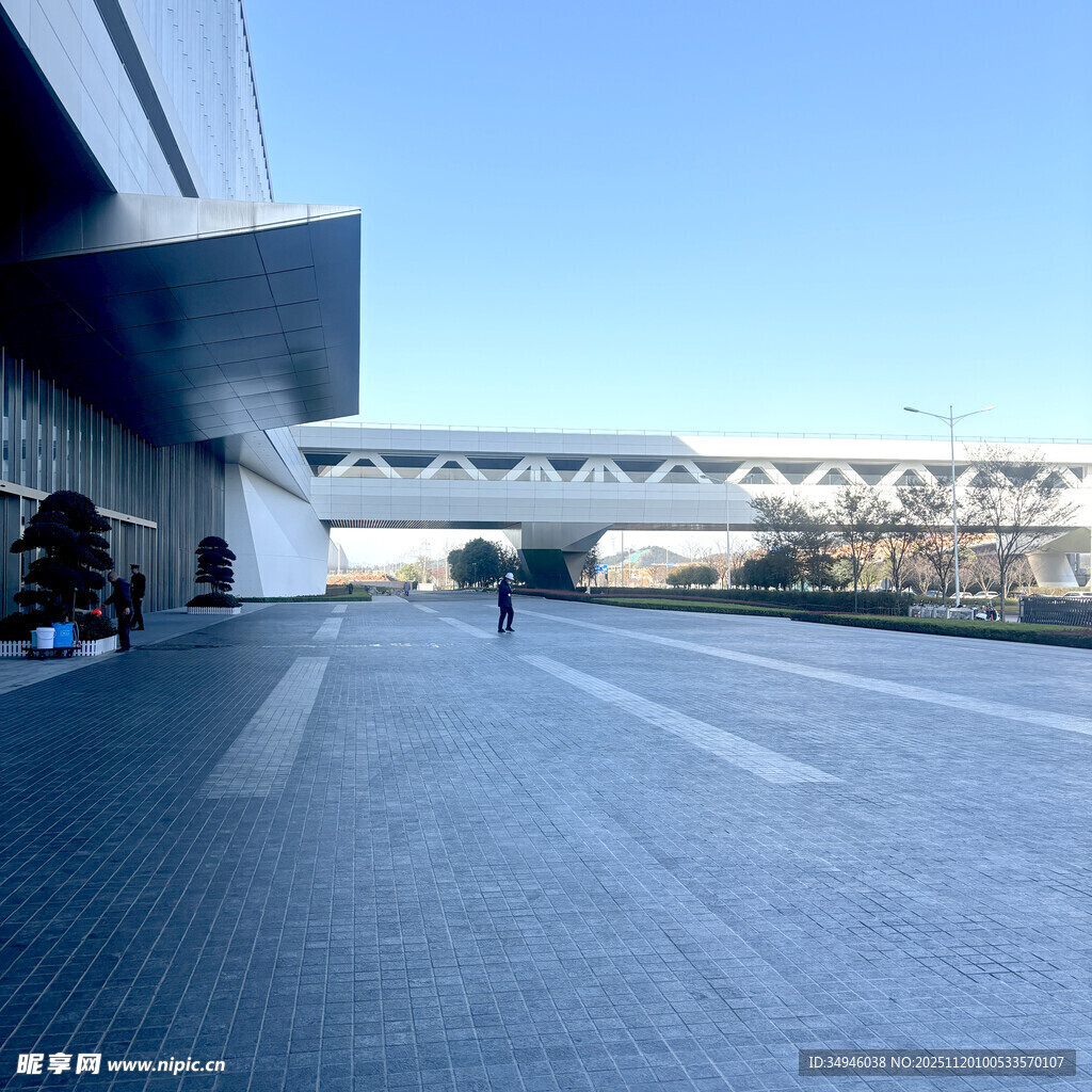 现代建筑前的开阔广场