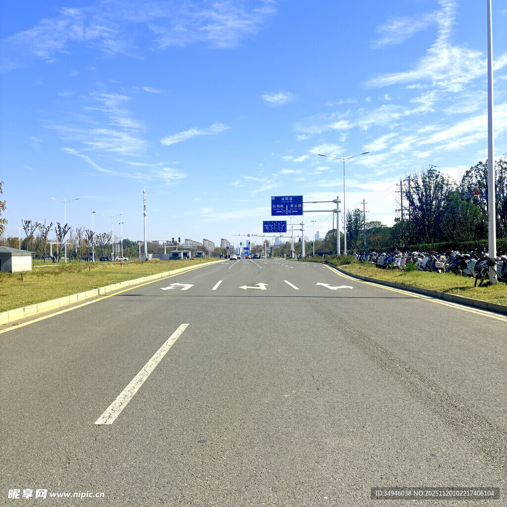 宽阔公路蓝天白云风景美