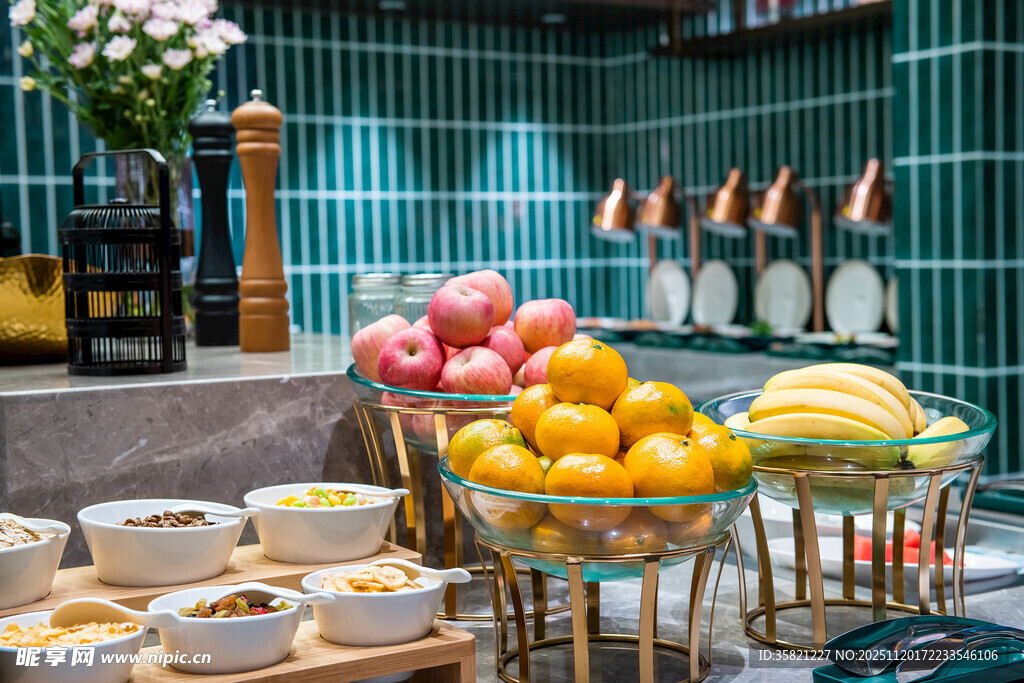 精致水果陈列于美食旁