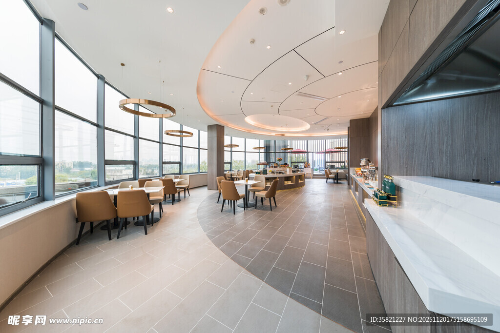 现代风格宽敞明亮的室内空间