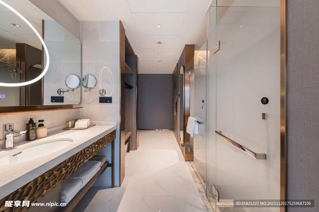 现代简约风格的宽敞浴室