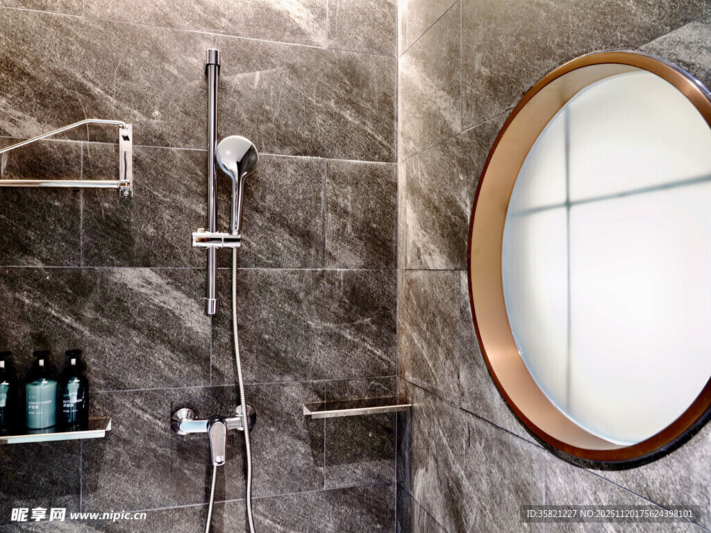 现代简约风浴室圆形镜设计