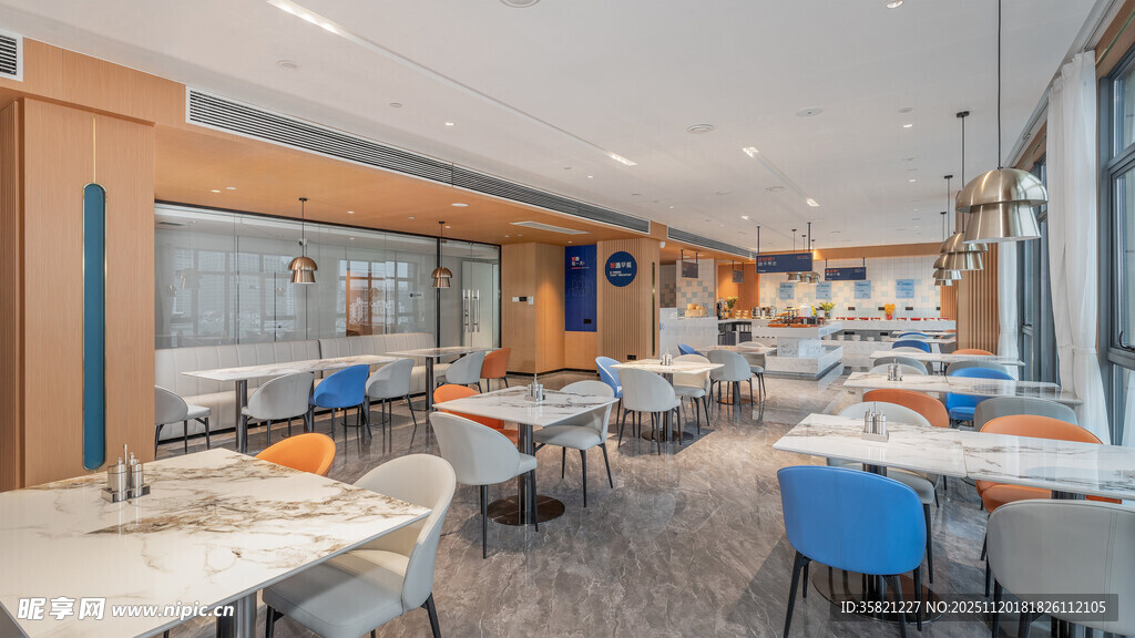 现代风格宽敞明亮会议室