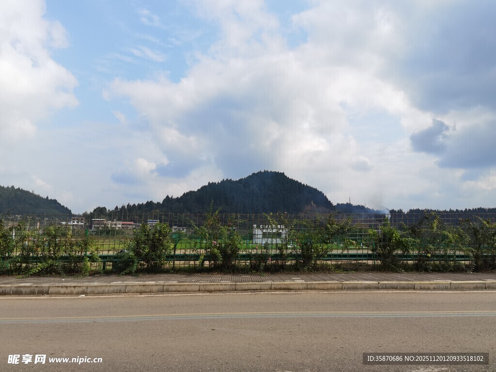 开阔原野旁的远山风景