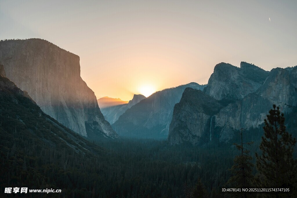 日落山谷间壮丽山景
