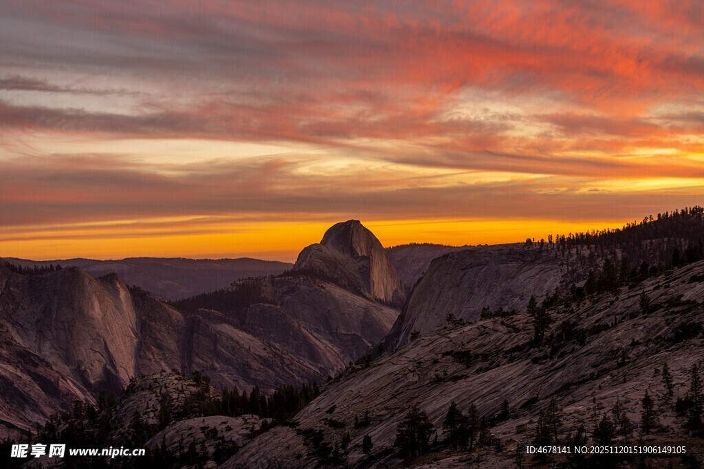 壮丽山峦间的绚烂日落