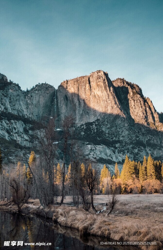 秋日山间河畔壮丽风光