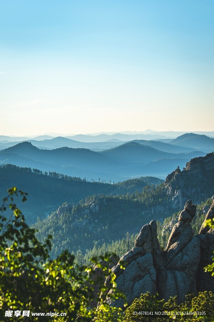 山峦叠翠间的自然美景