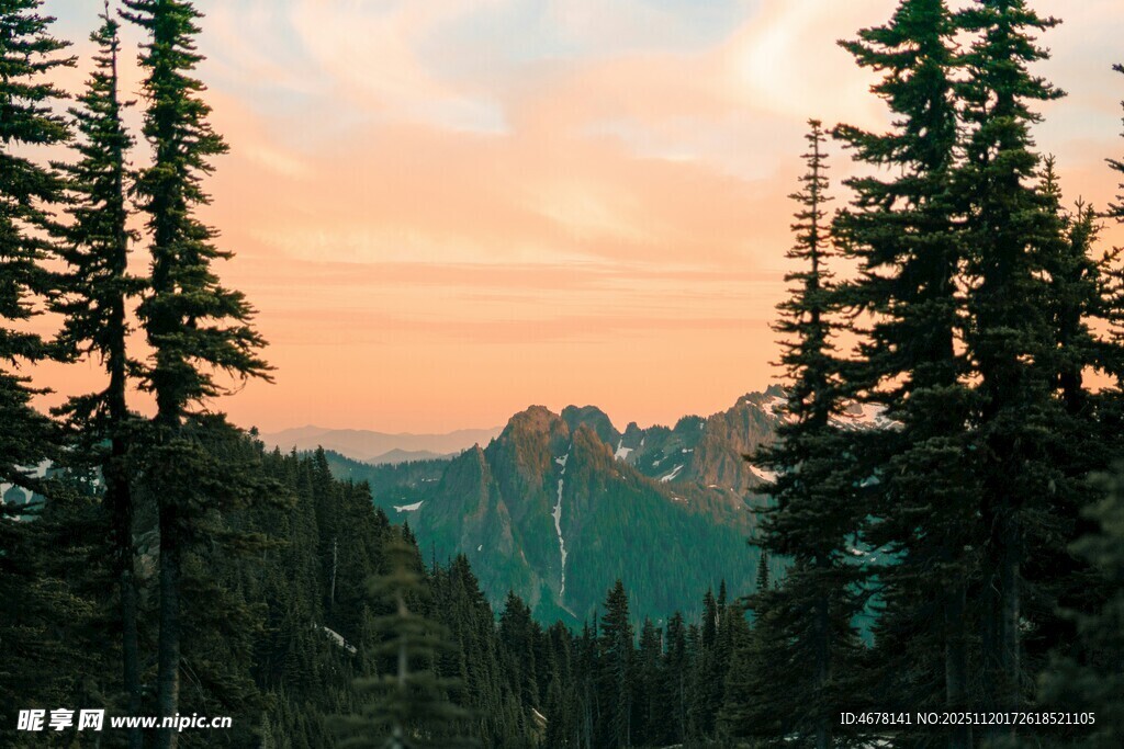 山林间的壮丽黄昏景色