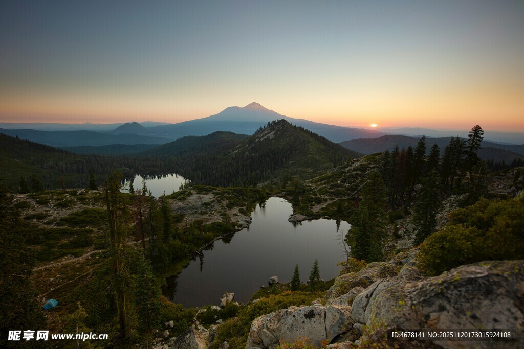 山间湖畔的绝美日落风光