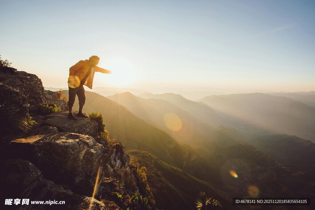 山顶旅人迎日出