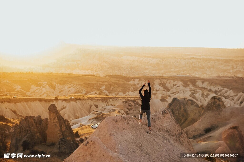 站在山丘上的孤独身影