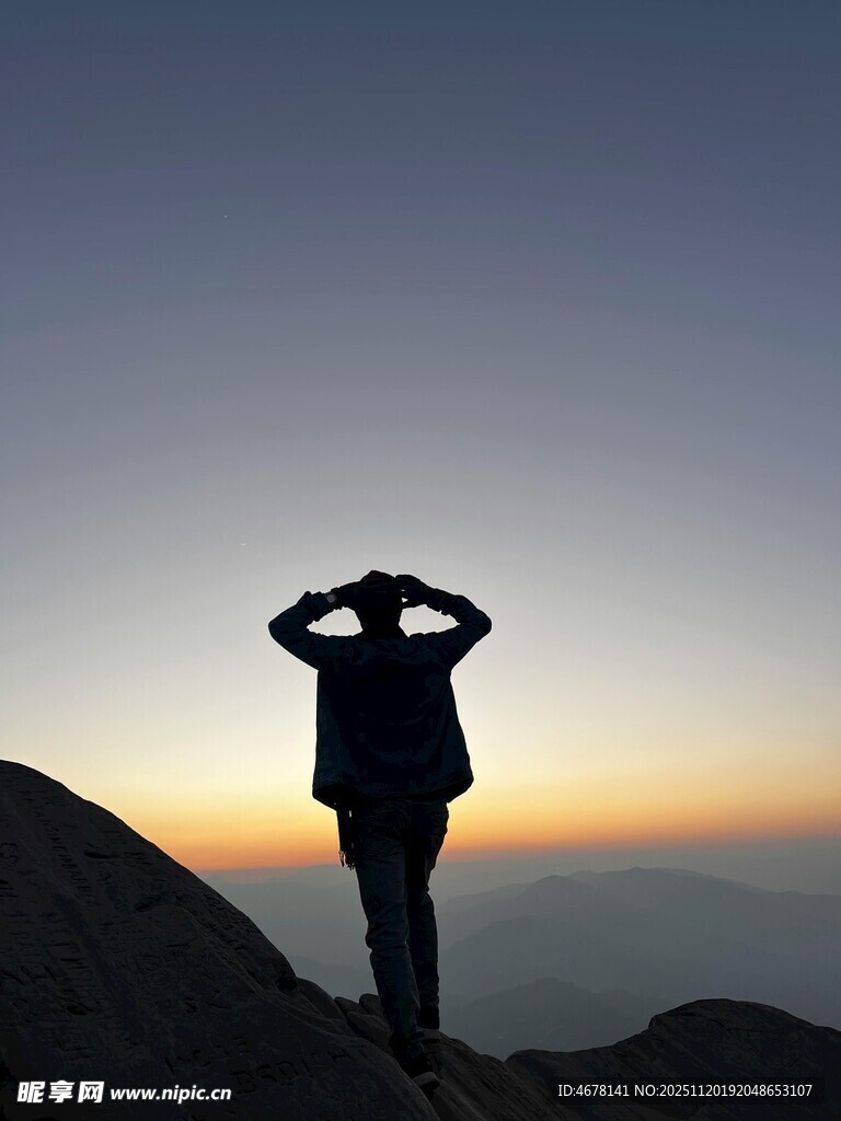 山顶之人眺望壮丽黄昏