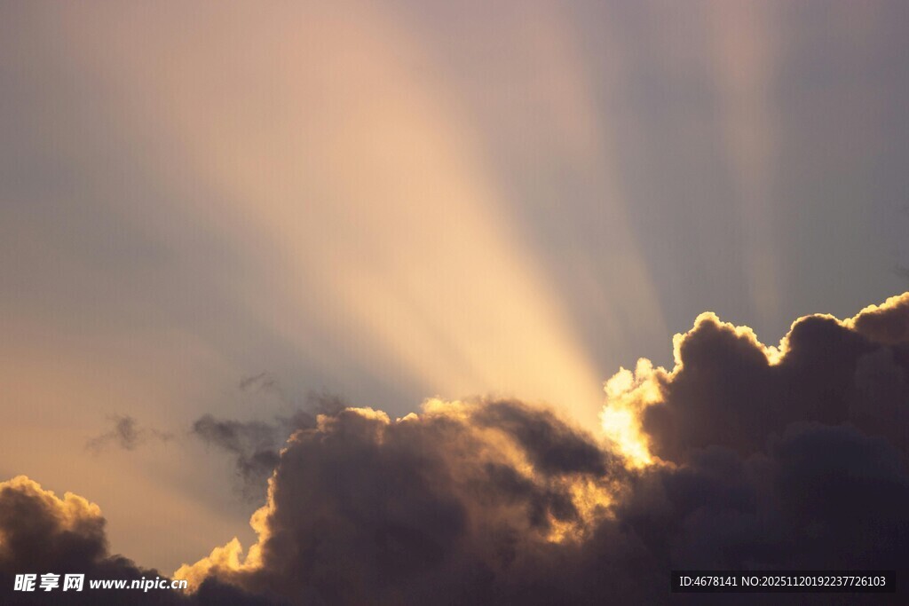 日出时分的绚烂云彩
