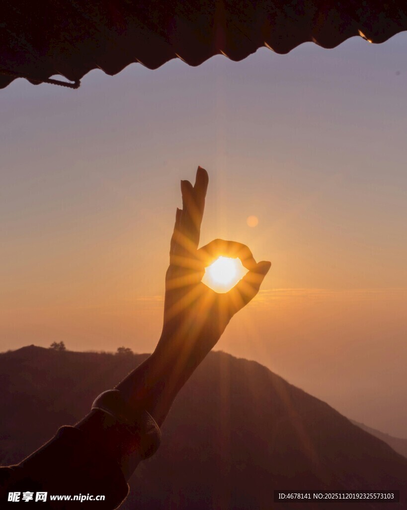 日出时的手势剪影