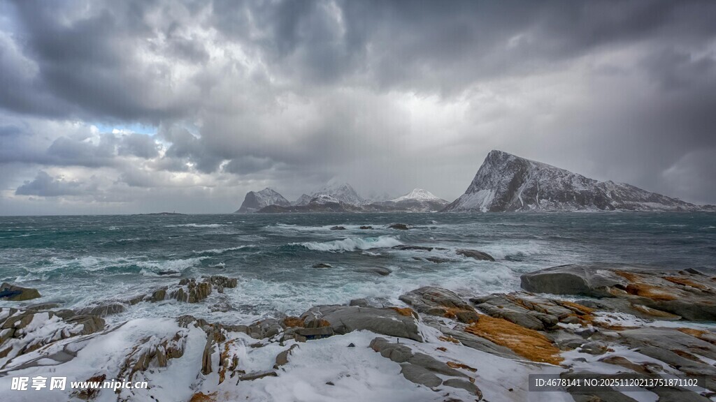 海边雪景中的孤耸山峰
