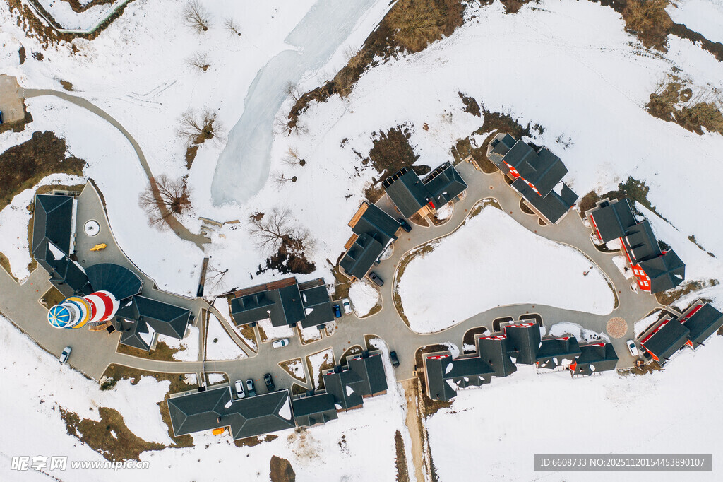 雪覆停车场鸟瞰景象