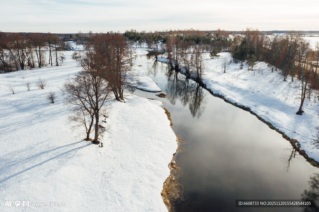 冬日河畔雪景俯瞰
