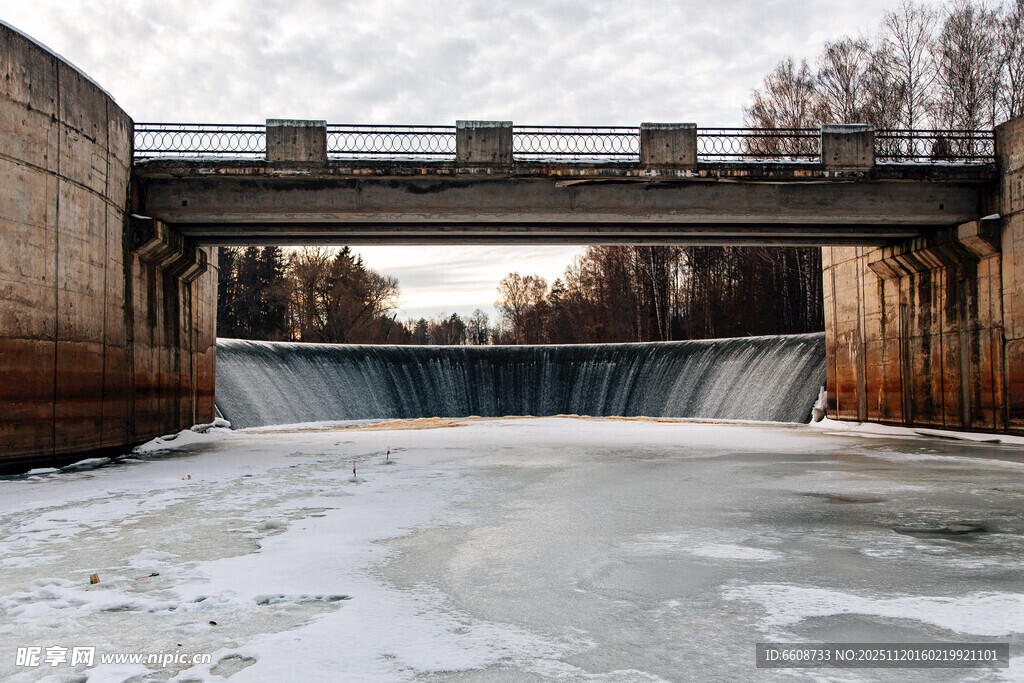 冬日冰封水坝上的桥梁