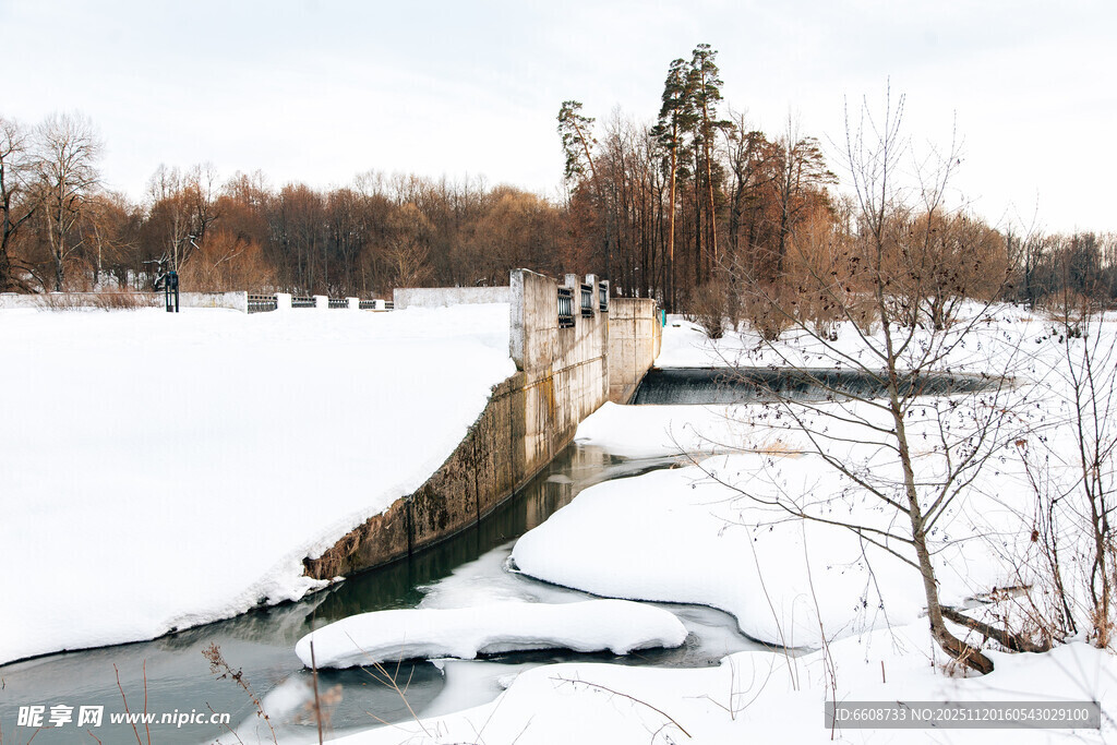 冬日雪景中的古朴石桥