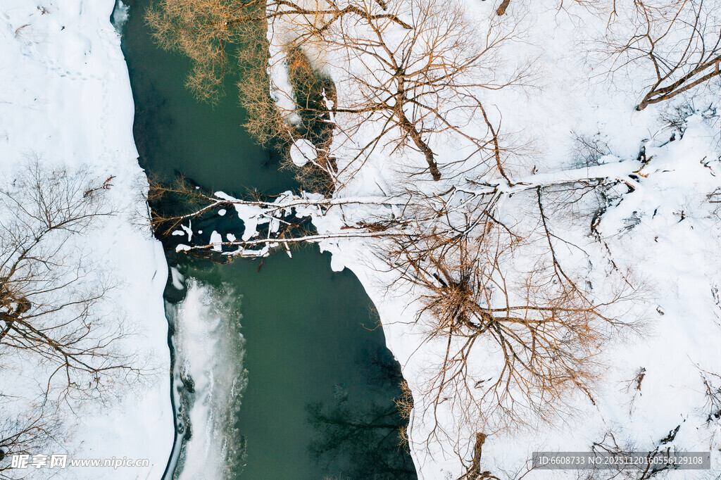 冬日雪覆河流上的行人桥