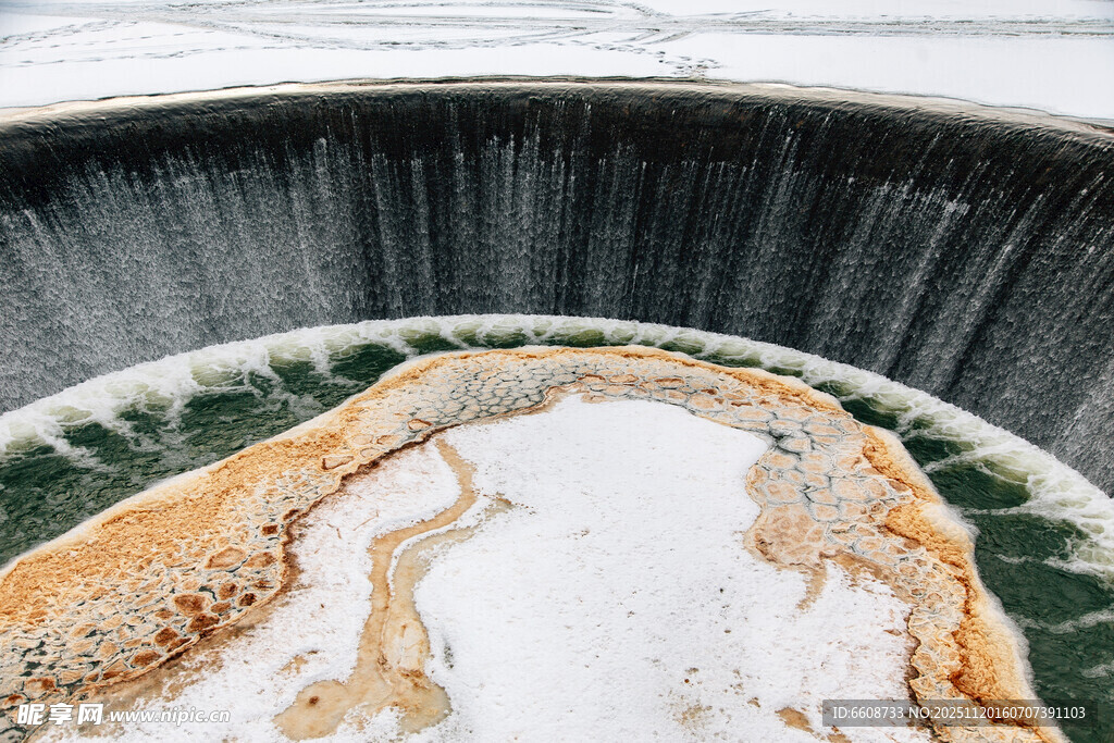 壮观瀑布下的岩石景观