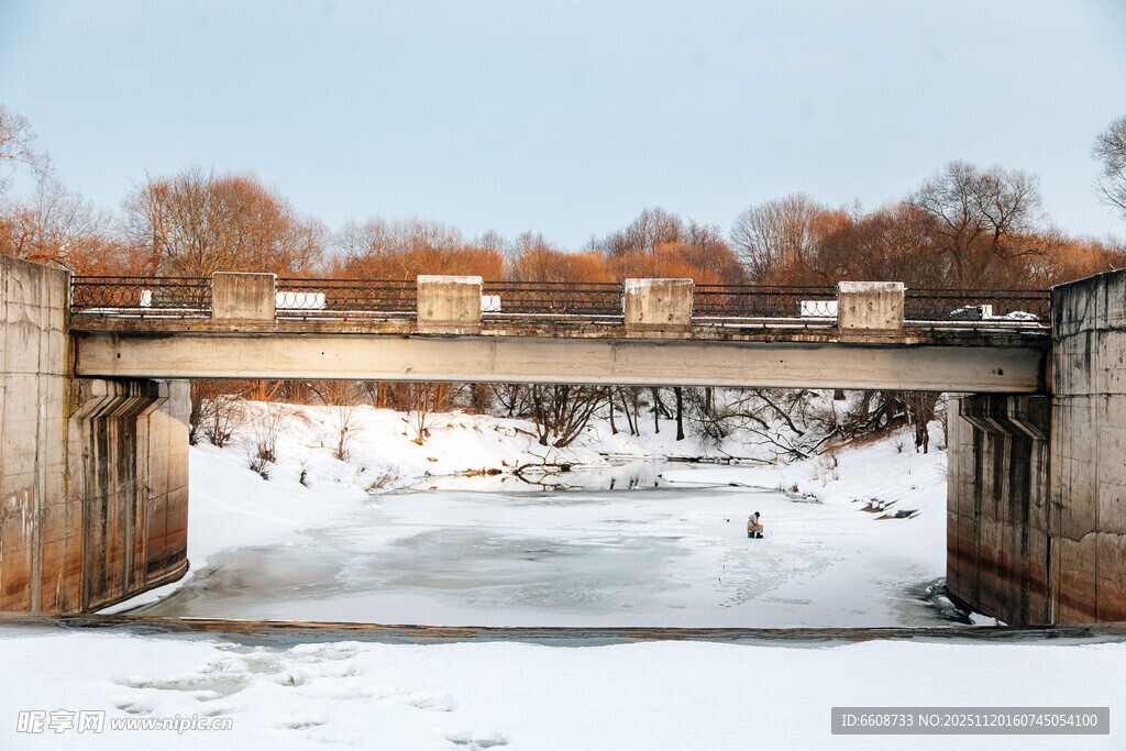 冬日雪景中的古朴石桥
